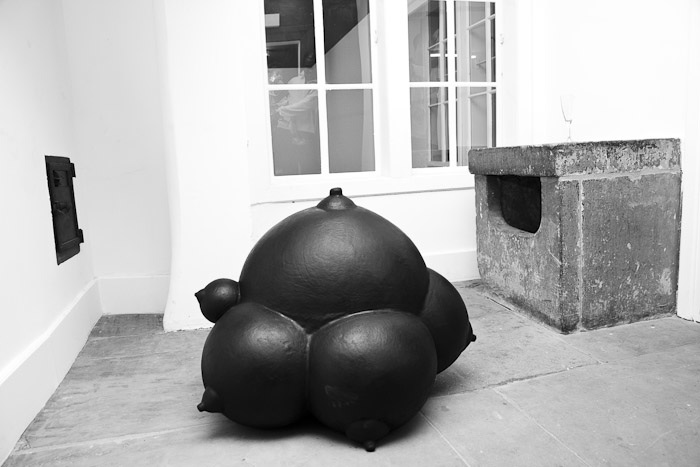 Isabelle Krieg. Black Poptit, 2010 dans le cadre de l'exposition: Alienator on Tour, Ancienne Gare Fribourg, 2010