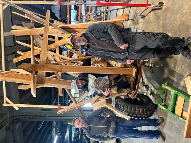 Joerg, Fabian et Stefan construisent la structure en bois sur la remorque pour notre projet